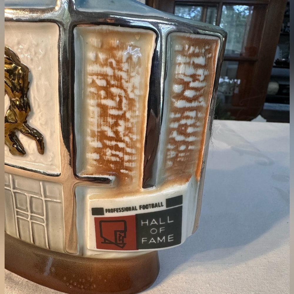 1972 Vintage Jim Beam Whiskey Decanter Depicting The Pro Football Hall of Fame - Picture 12 of 16